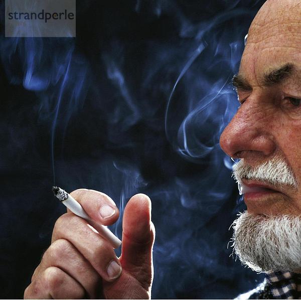 10761068  abhängigen  Abhängigkeit  Aschenbecher  Medikament  schädlichen  Mann  Männer  Person  Person  Person  Personen  Rauch  Rauchen  sucht
