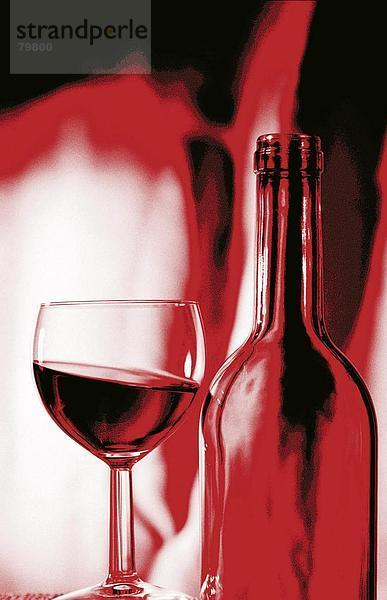 10761192  Beleuchtung  Flasche  Gegenlicht  Vergnügen  Getränke  Glas  Licht  Lichtwirkung  nebeneinander  rot  Roter Wein  noch lif