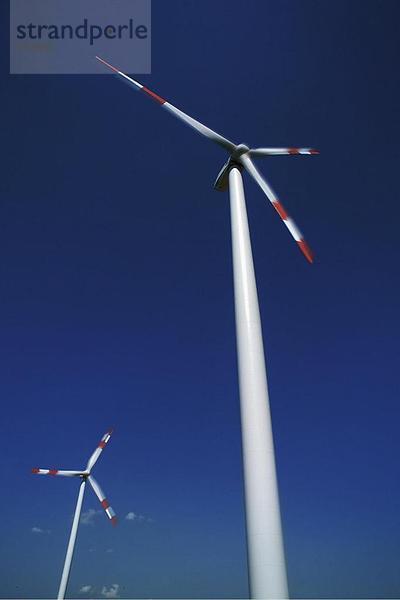 Windturbine Windrad Windräder niedrig Himmel blau Ansicht Flachwinkelansicht Winkel
