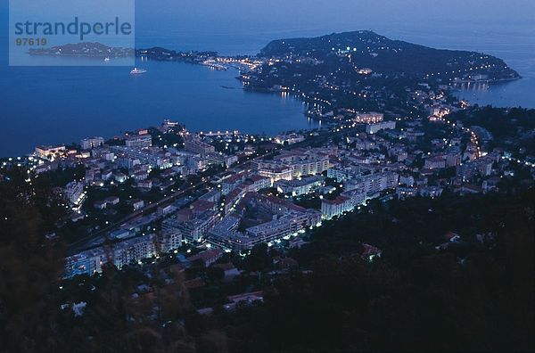 hoch oben beleuchtet Frankreich Nacht Stadt Ansicht Flachwinkelansicht Cote d Azur Winkel