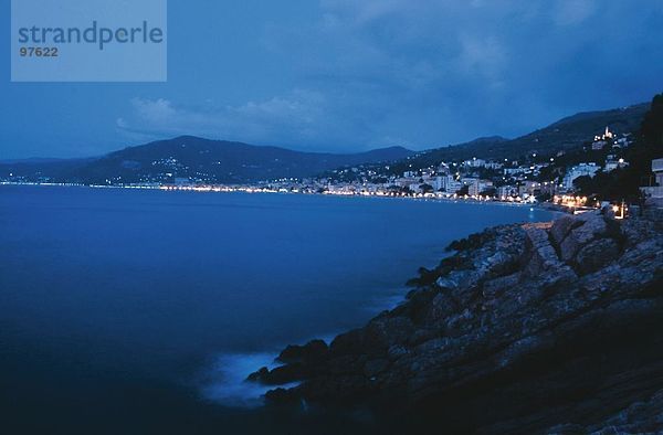 hoch oben beleuchtet Nacht Küste Stadt Genua Italien Ligurien