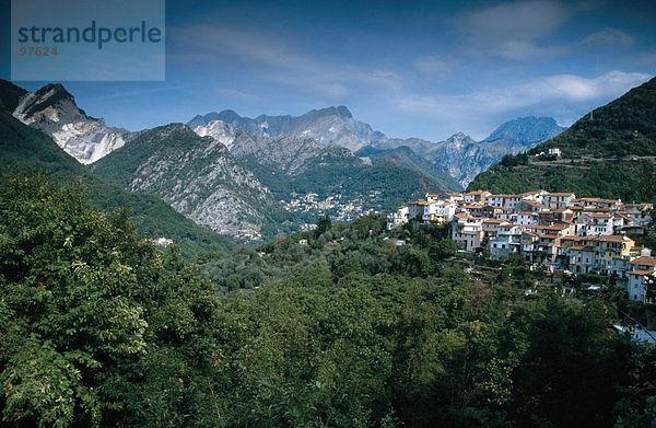 Dorf in einem Tal mit Bergen im Hintergrund  Versilia  Toskana  Italien
