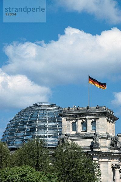 Flagge flattern auf Parlamentsgebäude  Reichstag  Berlin  Deutschland