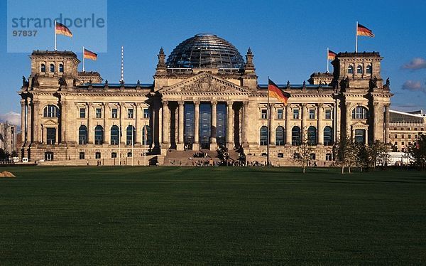 Fassade der Parlamentsgebäude  Reichstag  Berlin  Deutschland