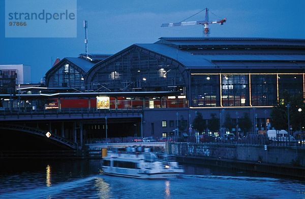 Tour Boot in River in der Nähe von Bahnhof  Fluss Spree  Bahnhof Friedrichstraße  Berlin  Deutschland