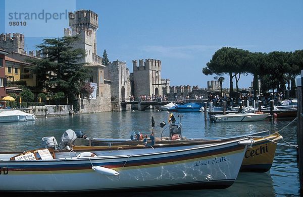Boote im Wasser vor der Burg  Burg Scaliger  Sirmione  Italien
