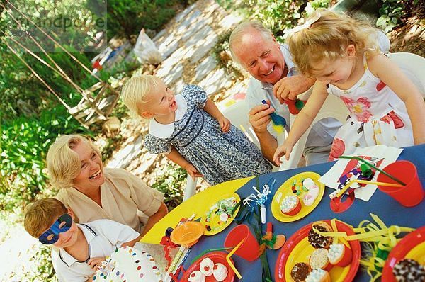 Familie. Großeltern. Garten