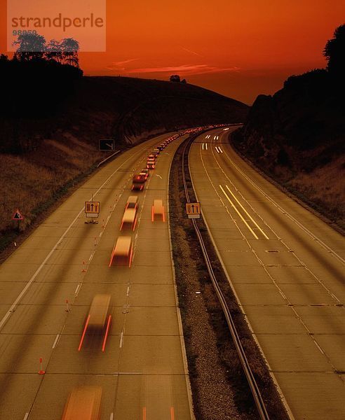 Transport. Straßen & Straßenfahrzeuge. Road. Vereinigtes Königreich. M40. Autobahn. Verkehr (Sonnenuntergang).