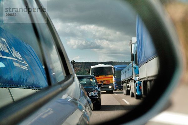 Datenverkehr auf Autobahn spiegelt sich auf Rückspiegel des Autos  Deutschland