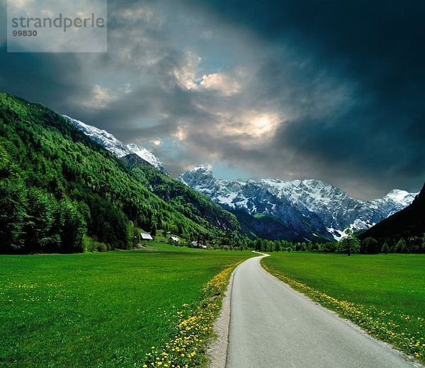 Landstraße durch Landschaft  Slowenien