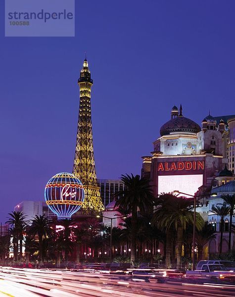 Nachbildung der Eiffelturm beleuchtet nachts  Las Vegas  Nevada  Usa