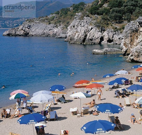 Luftbild von Touristen Entspannung am Strand  Montenegro