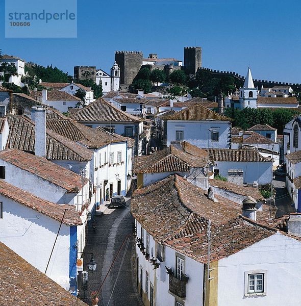 Schmale Gasse durch Stadt  Burg Almourol  Portugal