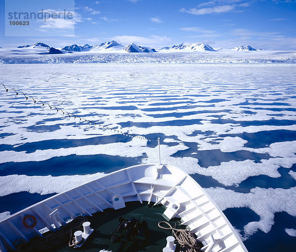 Kreuzfahrtschiff durch Meer bedeckt mit Eisberge bewegen