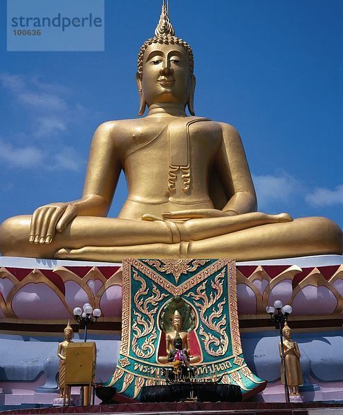Buddha-Statue gegen blauen Himmel  Thailand