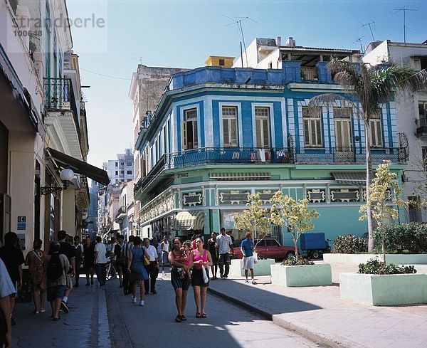 Menschen zu Fuß in Stadtstraße  Havanna  Kuba