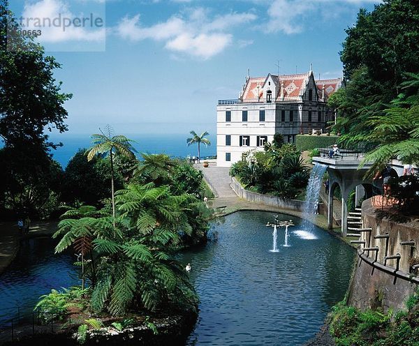 Wasserfall über Pool-Palast  Monte Palace tropischer Garten  Funchal  Madeira  Portugal