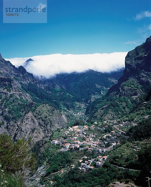 Luftbild des Dorfes umgeben von Bergen  Curral Das Freiras  Madeira  Portugal