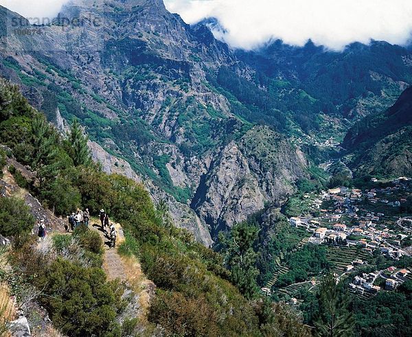 Gruppe von Menschen auf Hill Weg  Insel Madeira  Portugal