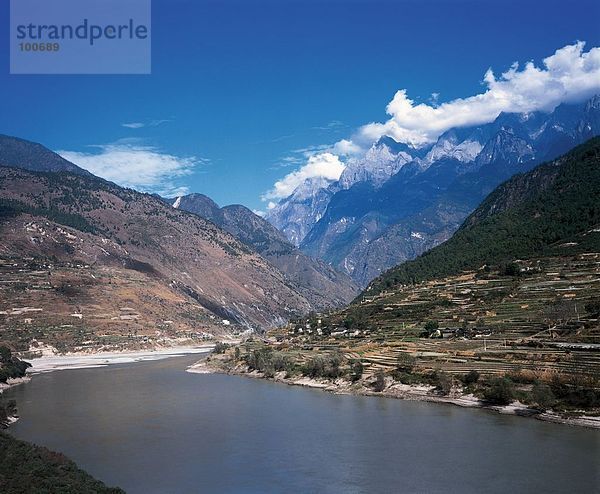 Fluss  der durch Berge  Jangtse  Lijiang  China
