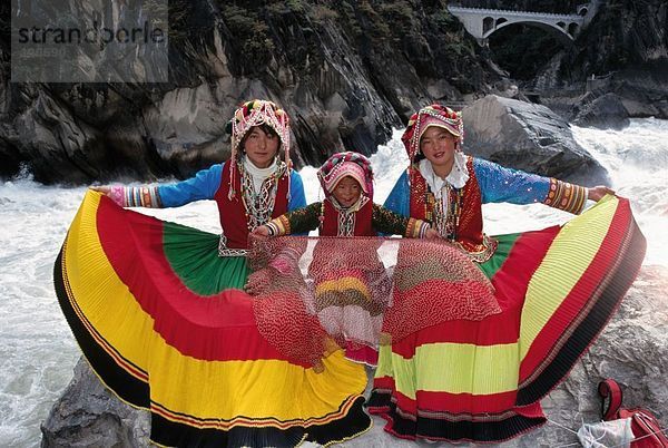 Portrait von drei mädchen posing in traditioneller Kleidung  Jangtse  Lijiang  China