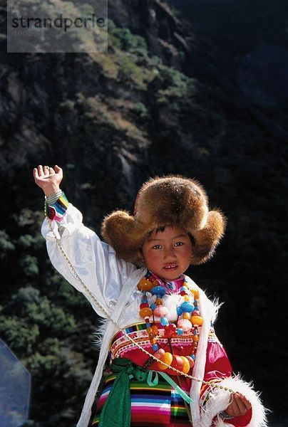 Porträt von Girl posing in traditioneller Kleidung  Lijiang  China