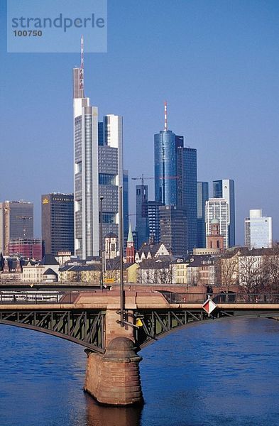 Brücke über Fluss mit Wolkenkratzern im Hintergrund  Ignatz Bubis Brücke  Mainufer  Frankfurt am Main  Hessen  Deutschland