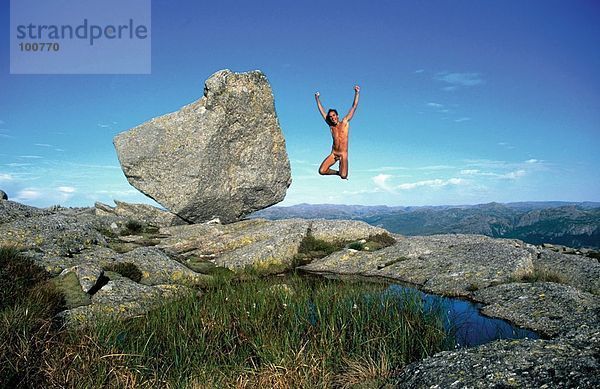 Nackte Mann springen im Teich  Norwegen