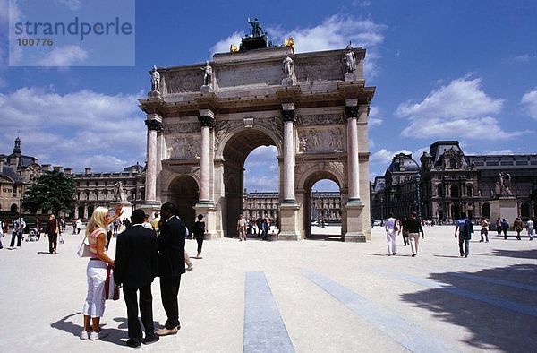 Touristen vor Stand Triumphbogen  Arc de Triomphe du Carrousel  Paris  Ile-de-France  Frankreich