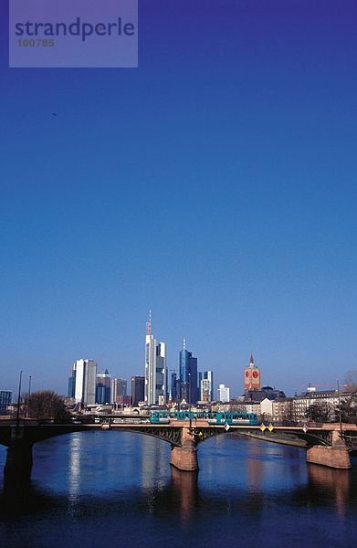 Brücke über Fluss mit Wolkenkratzern im Hintergrund  Ignatz Bubis Brücke  Mainufer  Frankfurt am Main  Hessen  Deutschland