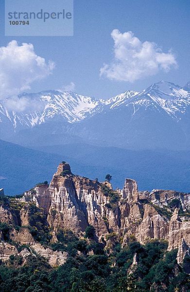 Felsformationen auf Landschaft mit Bergen im Hintergrund  Pyrenäen  Ille Sur Tet  Frankreich