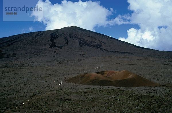 Luftbild von Straßenlauf durch trockenen Landschaft  Piton De La Fournaise  Réunion  Frankreich