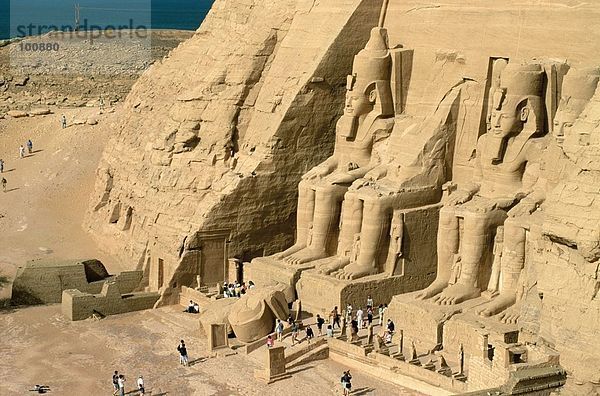 Luftbild von Touristen am ägyptischen Tempel  große Tempel von Ramses II  Abu Simbel  Ägypten