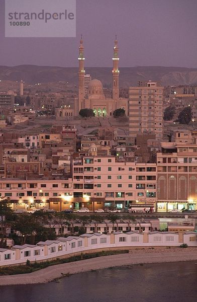 Moschee in Stadt beleuchtet nachts  Assuan  Ägypten
