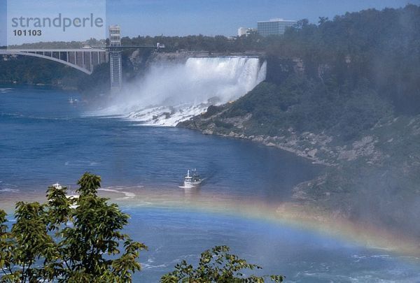 Regenbogen Wasserfall im Hintergrund  Niagara Falls  Buffalo  New York State  USA