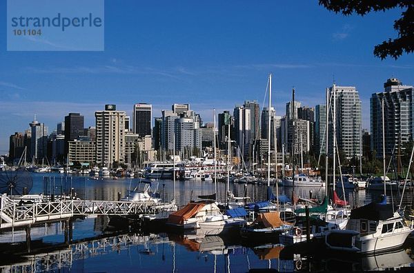 Boote im Hafen mit Wolkenkratzern im Hintergrund  Port von Vancouver  Vancouver  Kanada