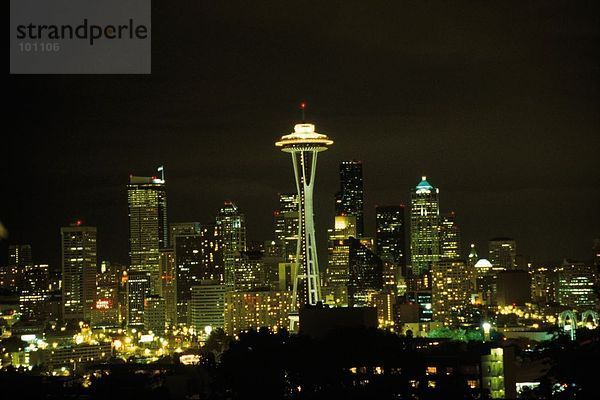 Wolkenkratzer beleuchtet bei Nacht  Space Needle  US-Bundesstaat Washington  Usa
