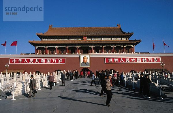 Touristen außerhalb des Palastes  Tiananmen-Tor des Himmlischen Friedens  Verbotene Stadt  Beijing  China