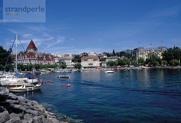 Boote im Hafen mit Hotel im Hintergrund  Genfersee  Chateau d ' Ouchy  Lausanne  Waadt  Italien