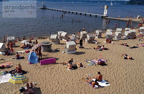 Erhöhte Ansicht der Touristen am Strand  Sonnenbaden Wannsee  Berlin  Deutschland