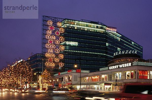 Gebäude in Stadt beleuchtet mit Weihnachtsbeleuchtung in der Dämmerung  Berlin  Deutschland