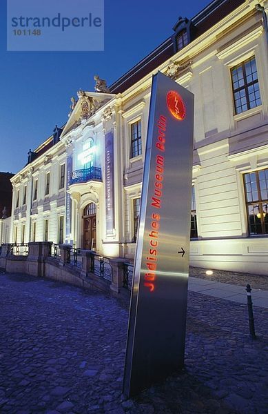 Museumsgebäude beleuchtet in Dämmerung  Jüdisches Museum  Berlin  Deutschland
