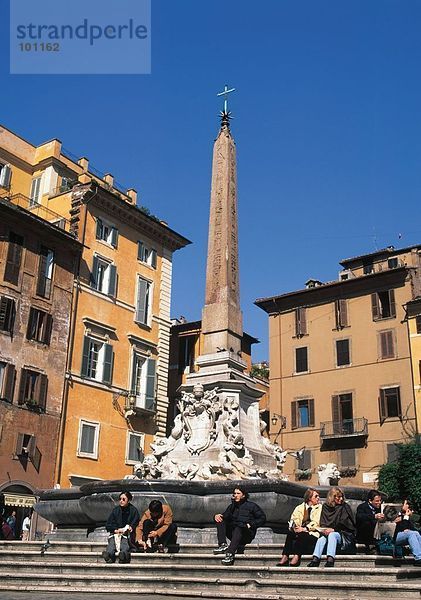 Touristen sitzen auf Schritte an Brunnen  Pantheon  Rom  Italien