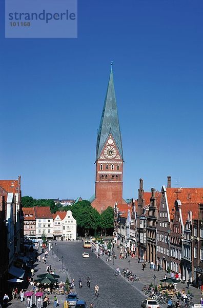 Erhöhte Ansicht der Street  St John Church  Glockenturm  Lüneburg  Deutschland