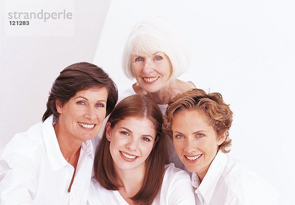 Porträt von vier weiblichen Familienmitgliedern