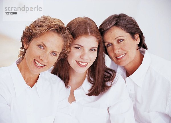 Porträt von drei weiblichen Familienmitgliedern