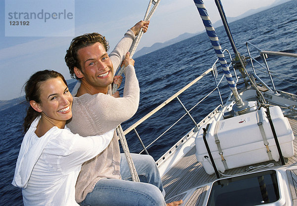 Paar auf einem Segelboot