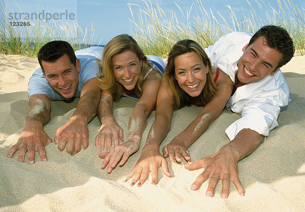 Zwei Paare am Strand