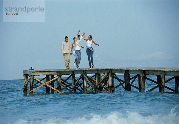 Menschen am Pier