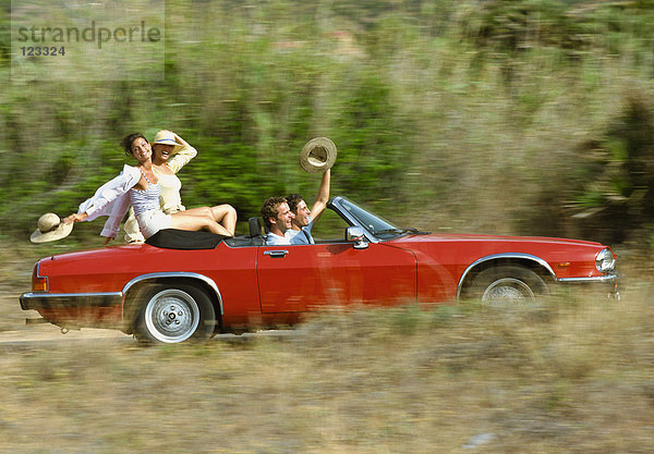 Menschen im Cabrio